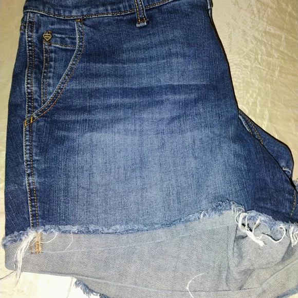 Denim Cutoff Shorts Size 16 - Picture 4 of 6